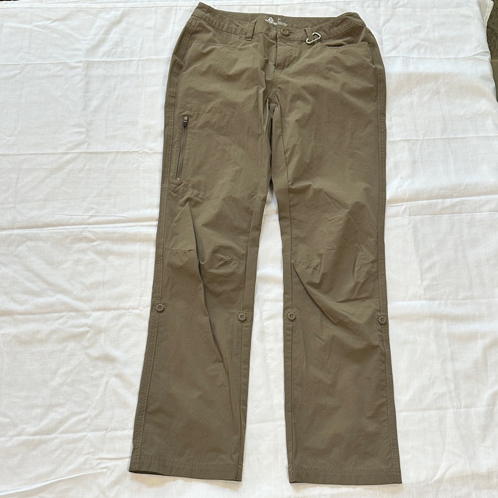 Ascend Womens Khaki Cargo Pants. Size 4.